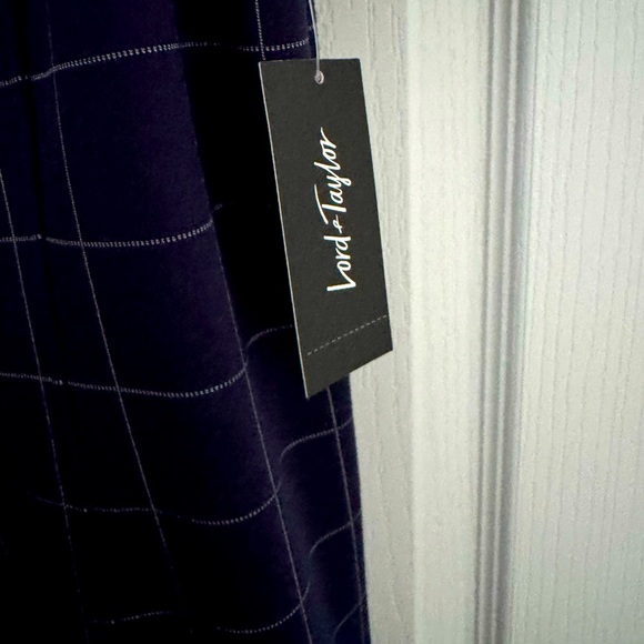 LORD & TAYLOR - Picture 5 of 6